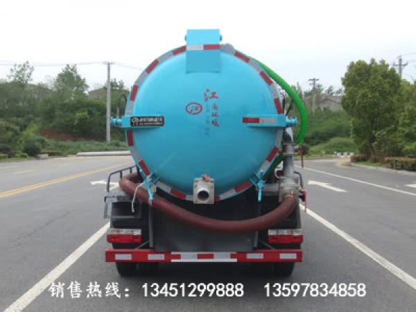 東風(fēng)小霸王吸污車(chē)(國(guó)六)